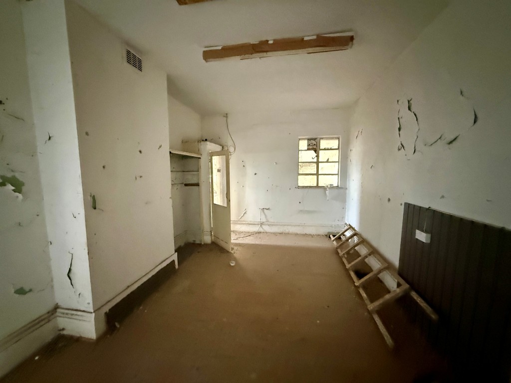 Lot: 70 - SUBSTANTIAL VACANT COMMERCIAL PREMISES WITH POTENTIAL - Room six